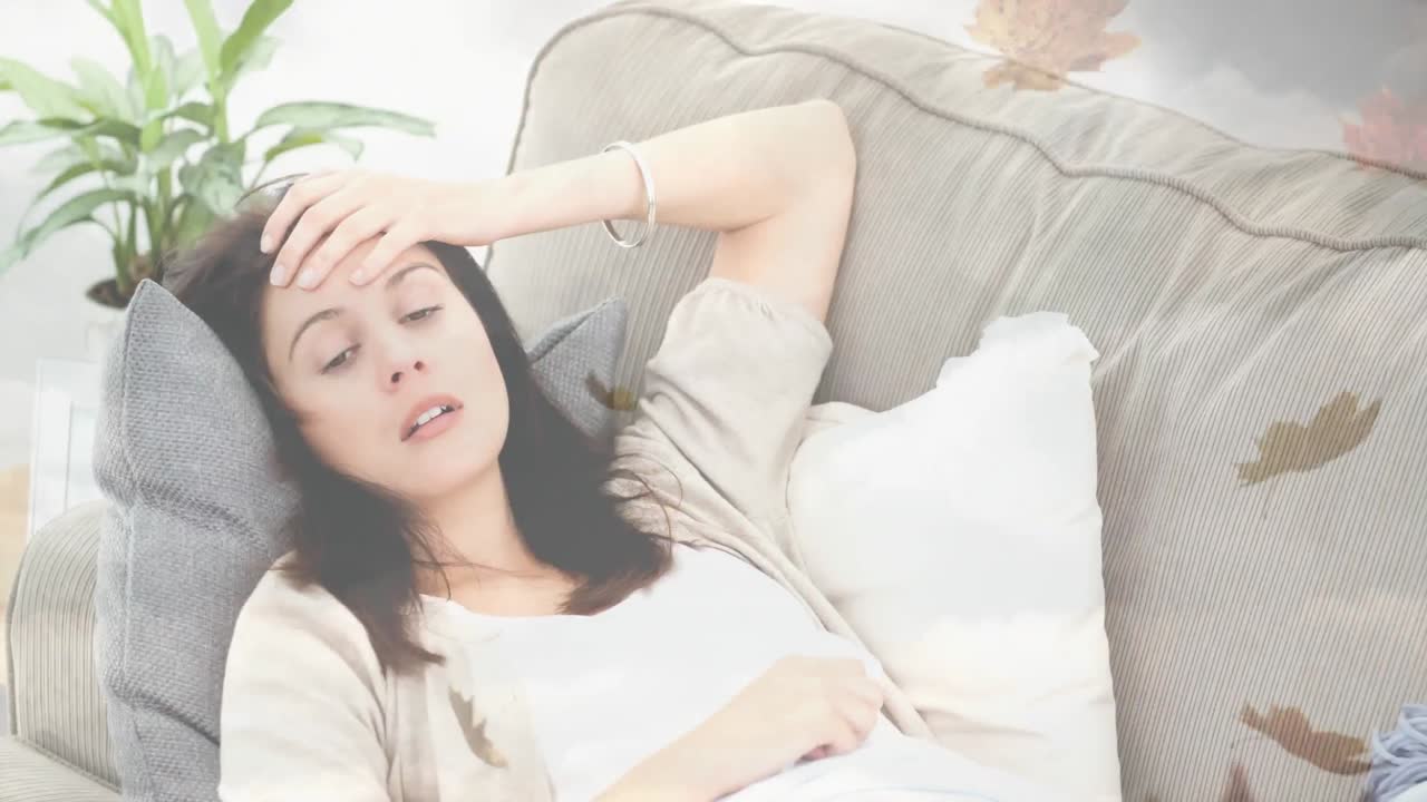 가을의 잎과 두통을  ⁇ 고 있는 여성 4k