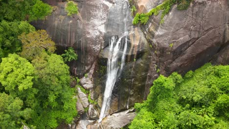 vista aérea de la cascada de siete pozos en la isla de langkawi, malasia