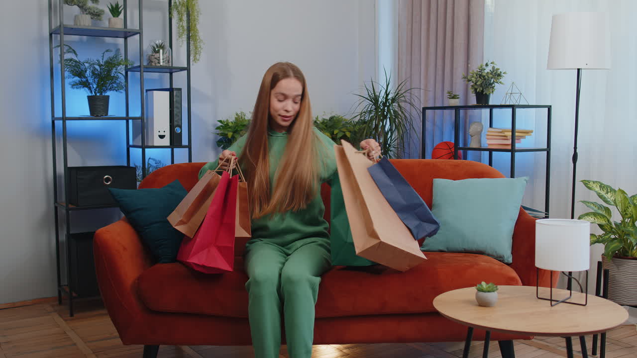 adolescente feliz adicto a las compras consumidor regresó a casa después de la venta de compras en línea con bolsas en casa