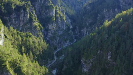 Enorme-Cañón-Con-Un-Río-Retorcido-Y-Una-Carretera-Que-Recorre