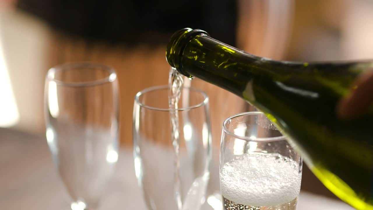 잔에 샴페인을 붓는 결혼식 피로연 1