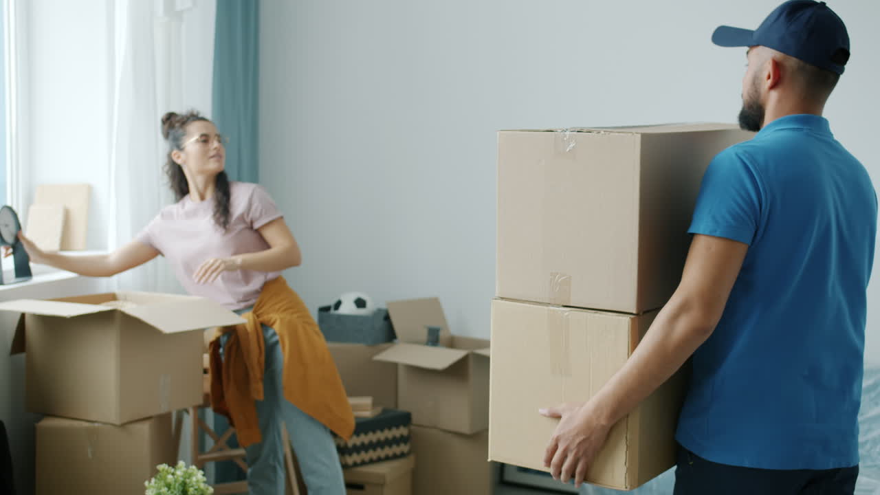 pareja que se muda a un nuevo hogar