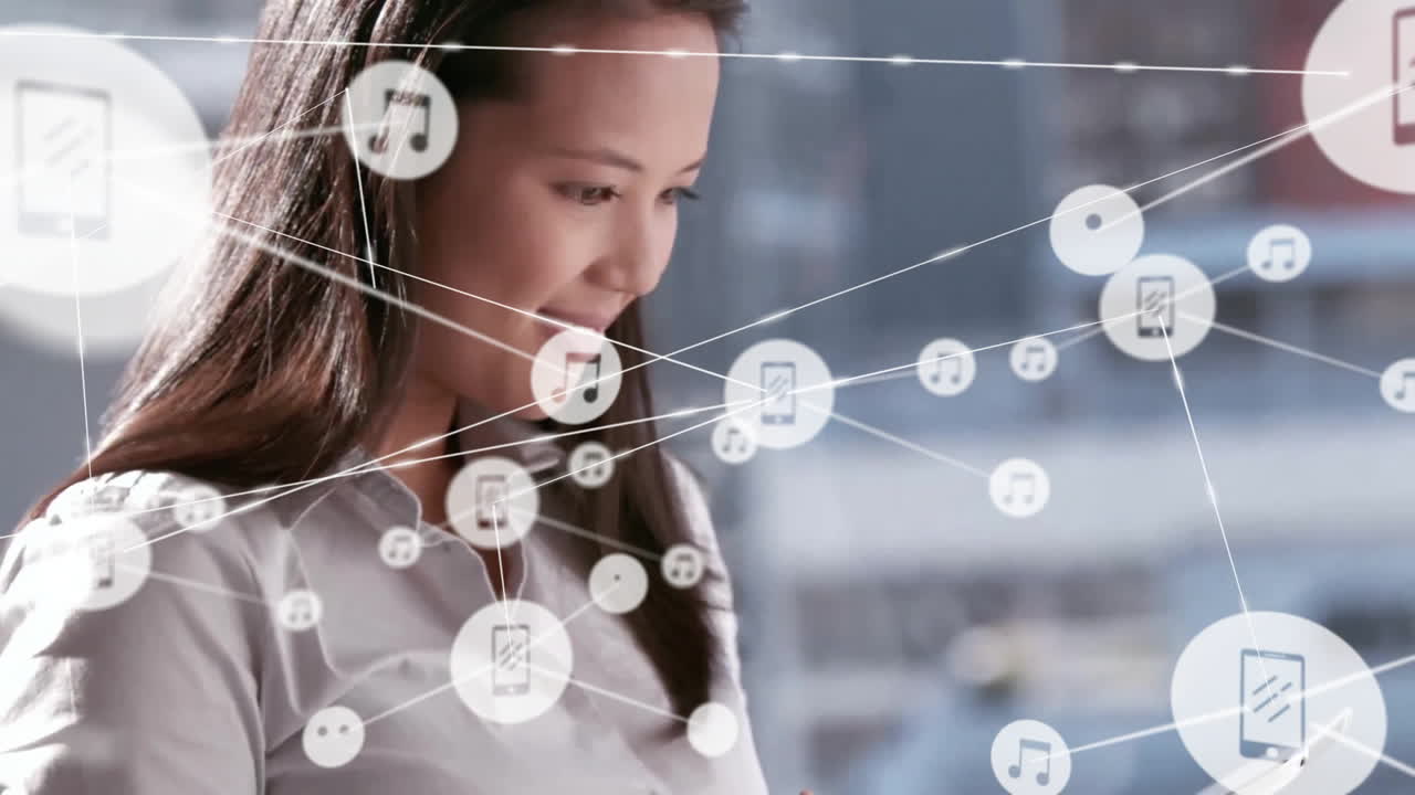 태블릿을 사용하는 미소 짓는 아시아 여성에 대한 미디어 네트워크의 애니메이션