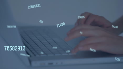 animación de números cambiando sobre una mujer usando una computadora portátil
