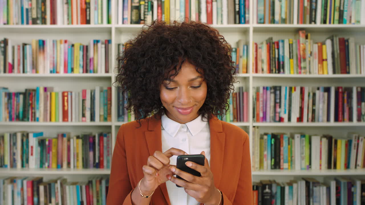 Author and blogger reading reviews online