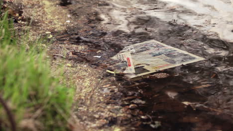 periódico en el agua