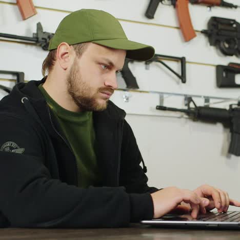 hombre detrás de un mostrador en una tienda de armas 5