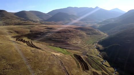 Imágenes-De-Drones-En-4k-De-Una-Región-Rural-Montañosa