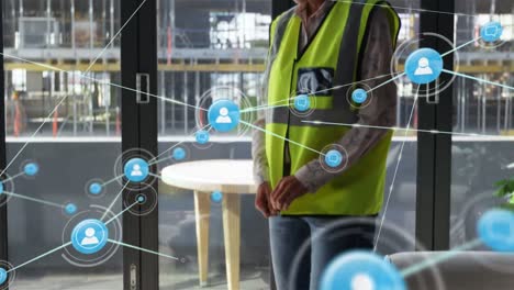 animación de la red de conexiones a través de una ingeniera caucásica que usa un teléfono inteligente
