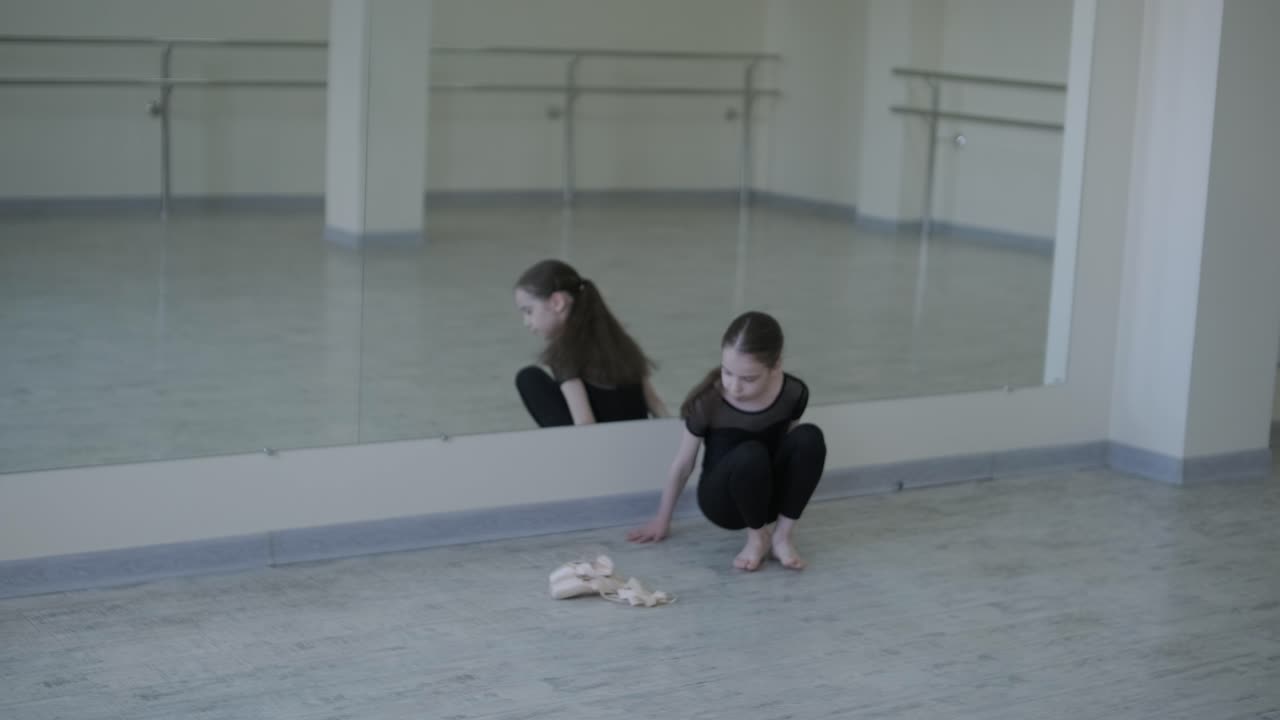 젊은 발레리나 가 스튜디오 에서 춤 을 연습 하고 있다