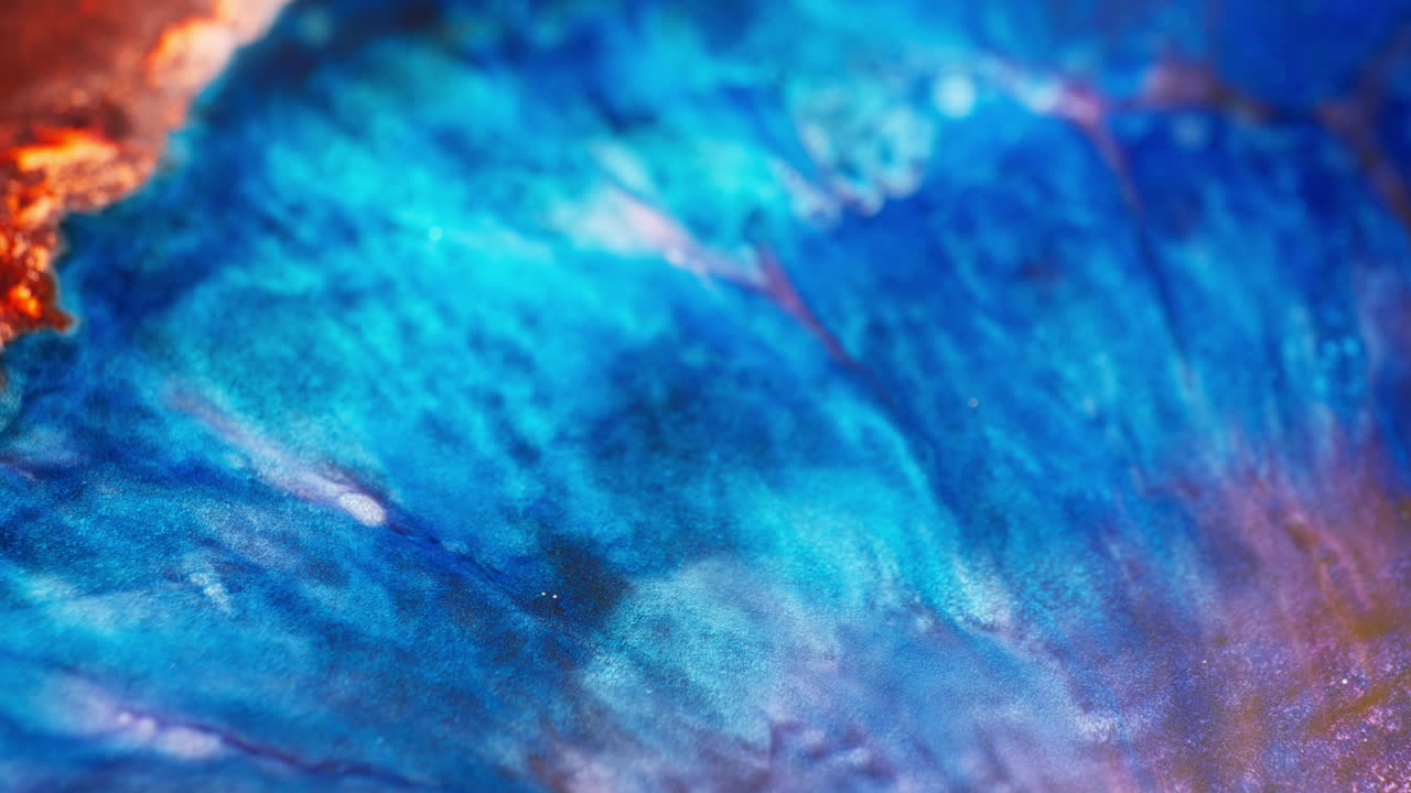 Foto macro nítida de tinta azul e rosa rodopiando para arte abstrata
