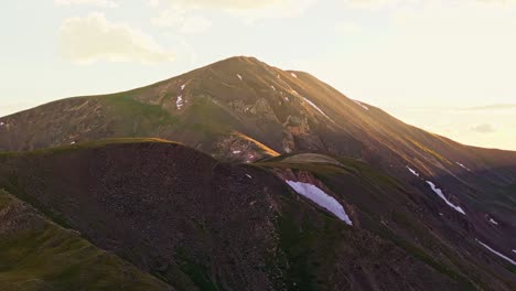 Unterer-Teil-Der-Berge-Im-Schatten