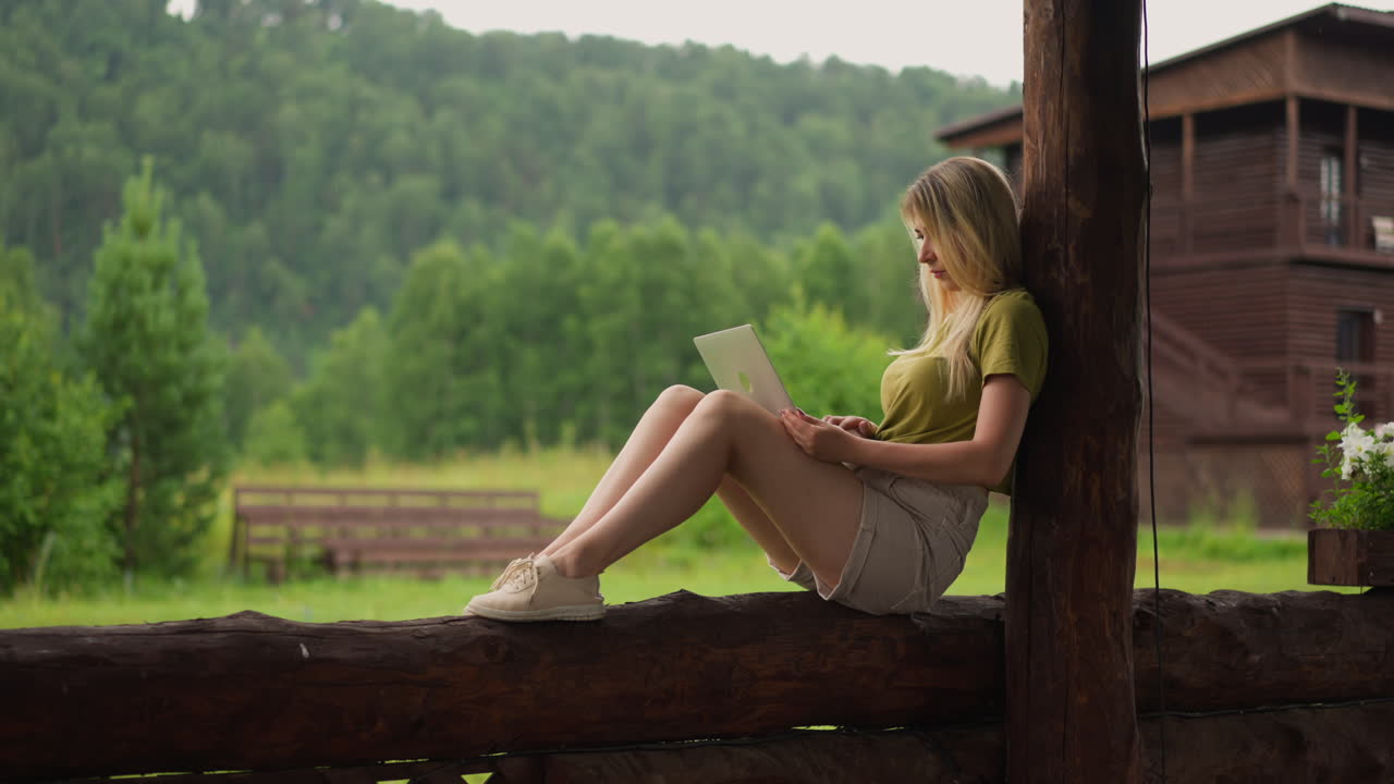 женщина-блогер путешествий пишет статью для веб-сайта eco resort