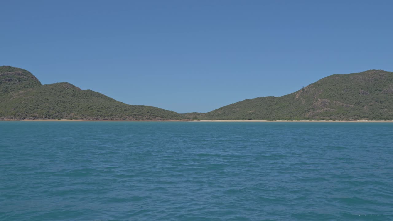 whitsundays, qld, north australia에 있는 shaw 섬의 서쪽 끝에 있는 불타는 지점의 매력적인 정박