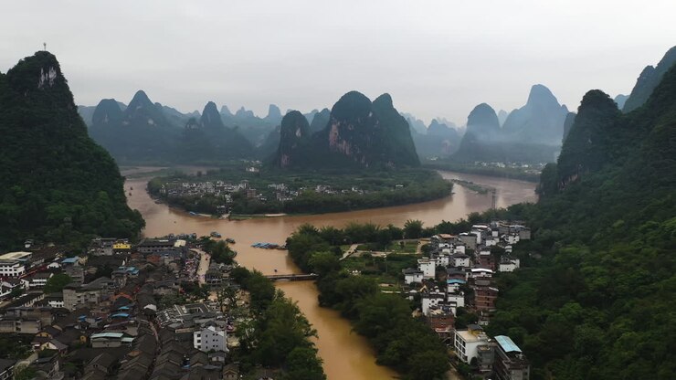 luftaufnahme am li-fluss in der stadt yangshuo, bewölkter tag in china
