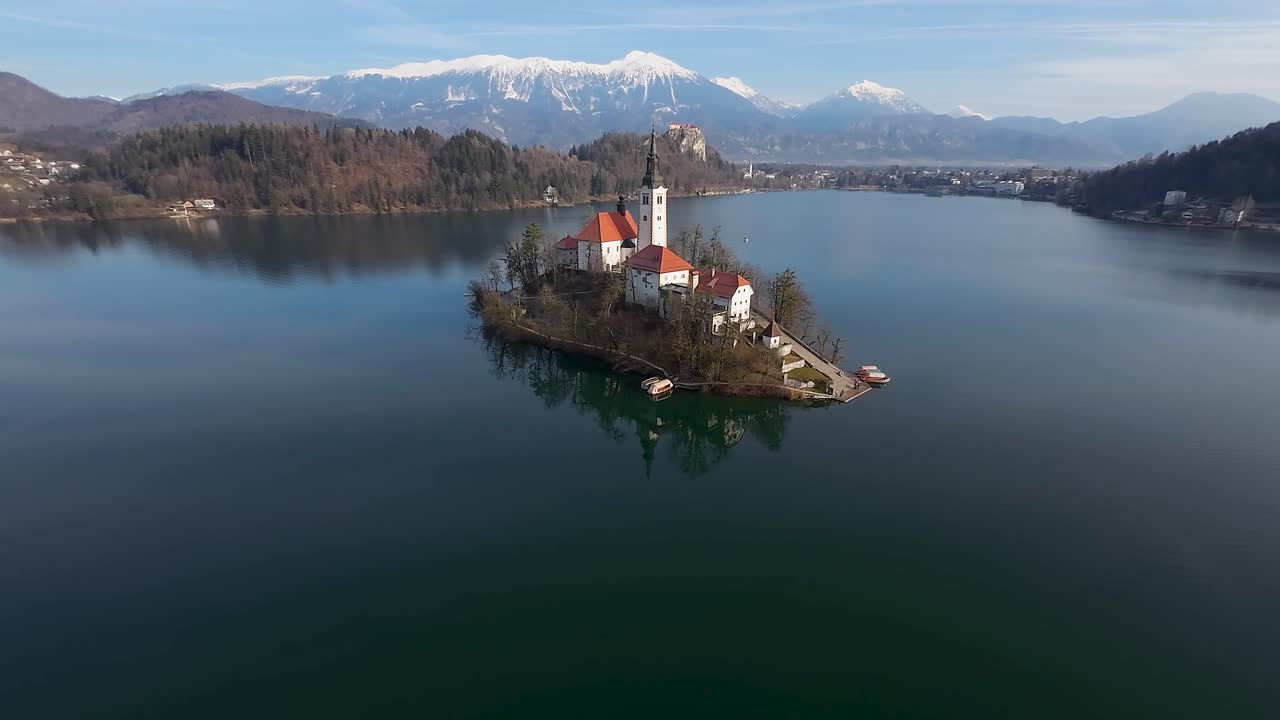 Vista drone della chiesa di Bled sul lago di Bled in Slovenia durante il giorno.