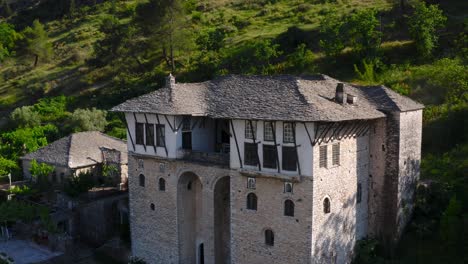 Traditionelles-Altes-Erhaltenes-Gebäude-Im-Osmanischen-Stil,-In-Gjirokaster,-Albanien