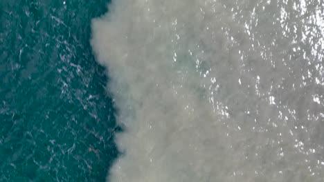 Luftaufnahme-Von-Oben,-Schlammiges-Wasser-Trifft-Auf-Klares,-Blaues-Wasser-Im-Toten-Meer,-Drohnenaufnahme