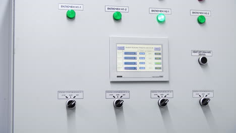 panel de control industrial con operador