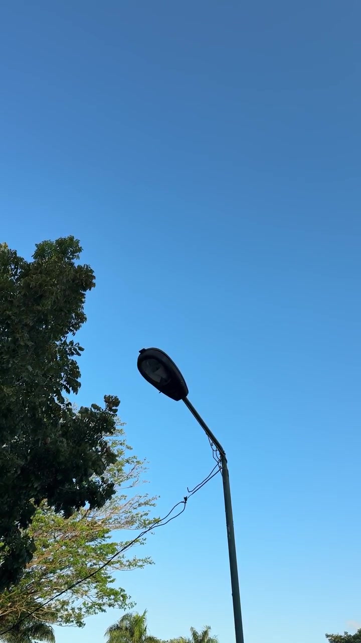 Lampu Jalan dengan Latar Langit Biru Cerah