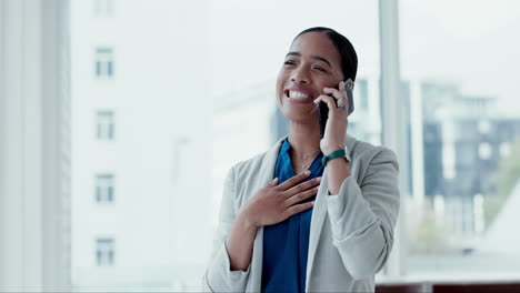 Phone-call,-smile-and-business-woman-in-office