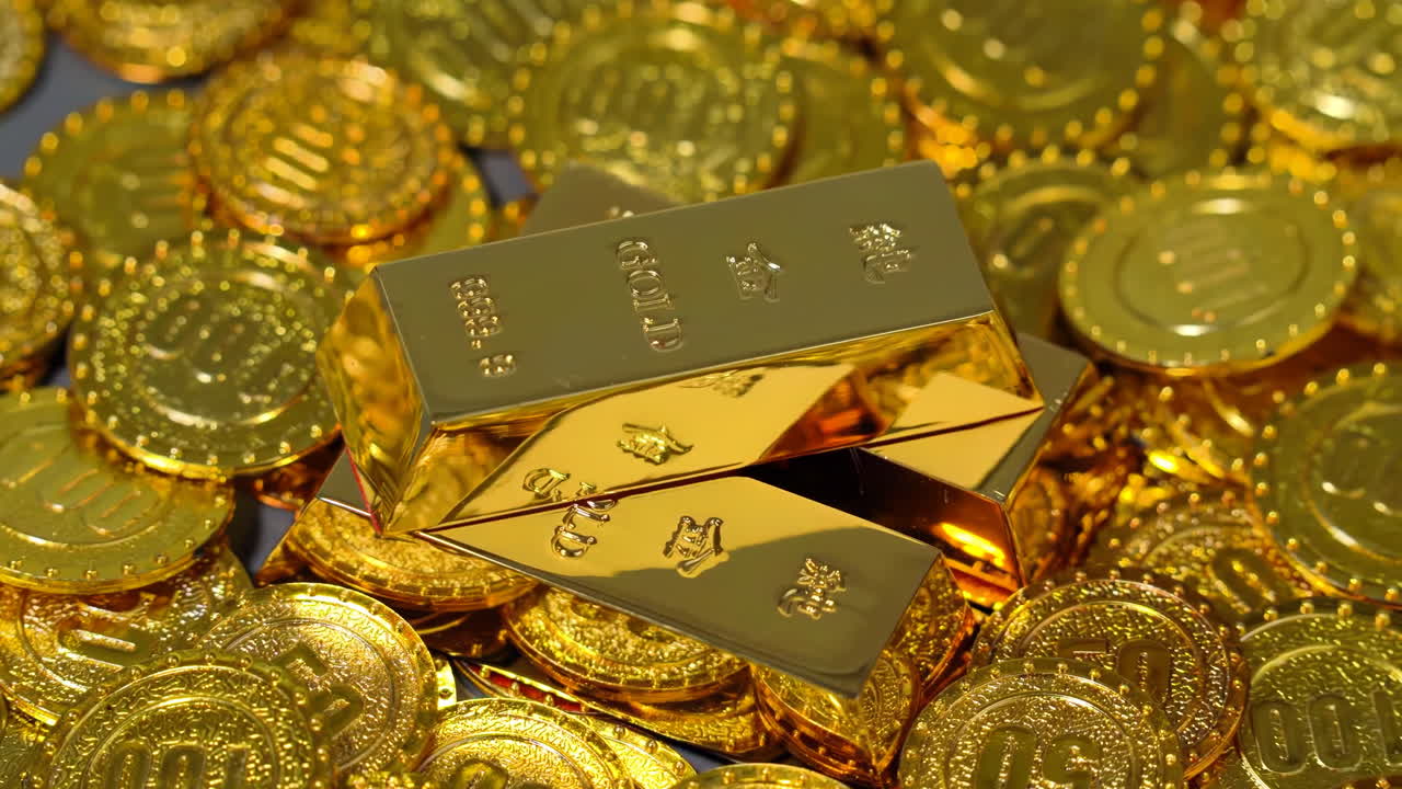 Zlaté bohatství: Zlaté cihly a naskládané zlaté mince odrážejí ekonomickou důvěru, likvidní aktiva, bohatství z dlouhodobých investic, finanční jistotu, růst úspor a spolehlivé plány spoření do budoucna.
