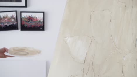 artista latina segura de sí misma con obras de arte detalladas en lienzo ancho