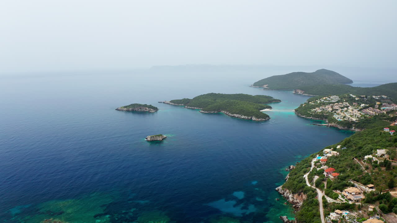 그리스 에피루스 지방 에 있는 프레베자 해안선 의 무인기 로 찍은 사진