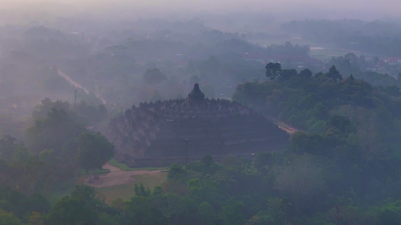 Scena aerea delle antiche rovine di Borobudur in una mattina nebbiosa