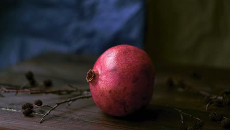 Reife-Granatapfelfrucht.-Roter-Saftgranatapfel-Auf-Holzhintergrund