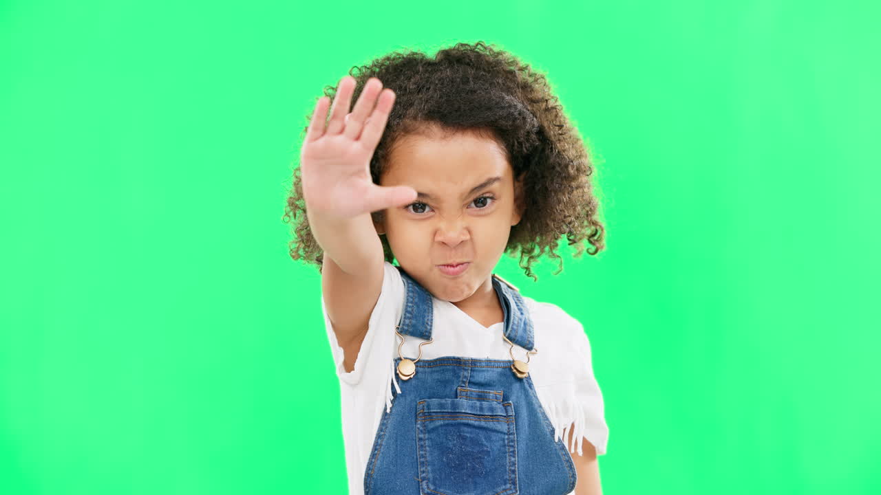 Bambino arrabbiato, stop e mano su schermo verde