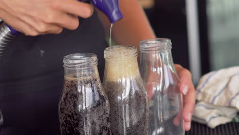 Mujer-Mujer-Barman-Camarero-Vertiendo-Bebidas-Coca-Cola-Alcohol-Bebidas-Grifo-Beber-Sediento-Vidrio-Burbujas-Restaurante-Servicio-Carbonatado-Refresco-Beber-Agua-Destilada-Club-Nocturno-Catering-Dedo