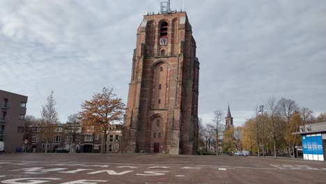 Alter-Kirchturm-Zeitrunden-Leeuwarden-Oldehove-Stetige-Aufnahme