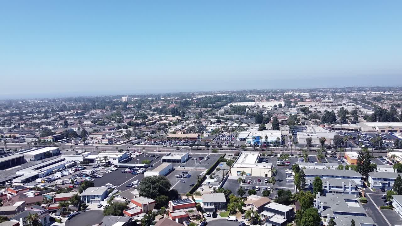 푸른 하늘, 주택 시장 및 부동산 투자 개념을 갖춘 따뜻하고 화창한 날 주거 지역의 공중 촬영