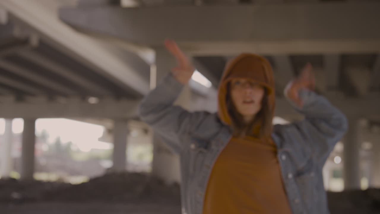 молодая женщина танцует.