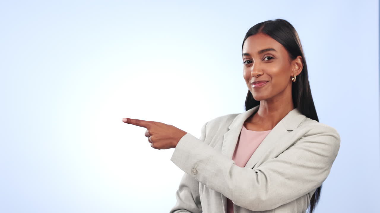 mujer de negocios feliz, señalando