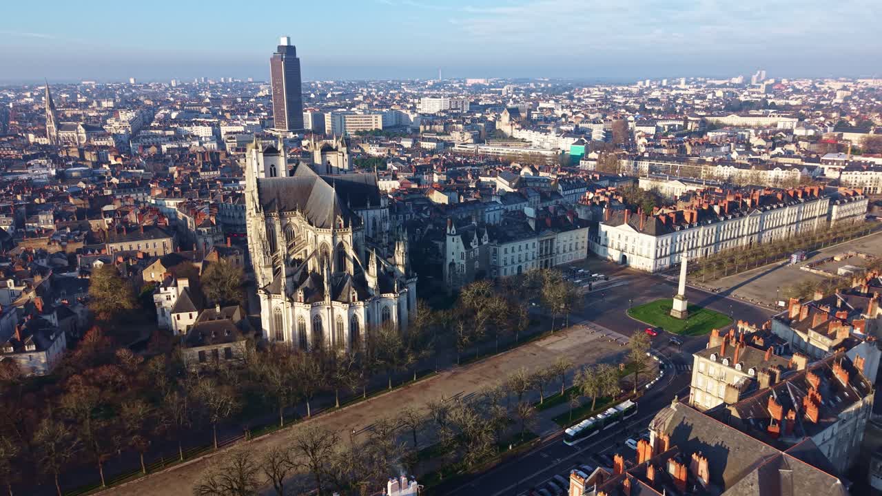 Katedralen St. Peter og St. Paul med Louis XVI-søjlen og Place Maréchal-Foch, Tour Bretagne og Basilikaen St. Nicolas i baggrunden set ovenfra, Nantes, Loire-Atlantique, Frankrig