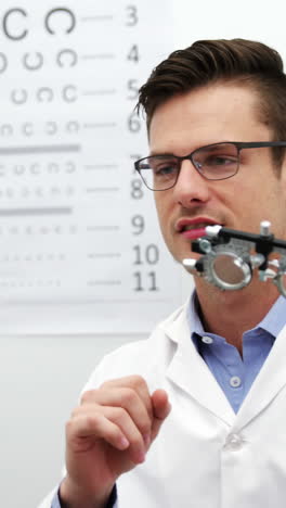 optometrista discutiendo sobre el espejo con una paciente femenina