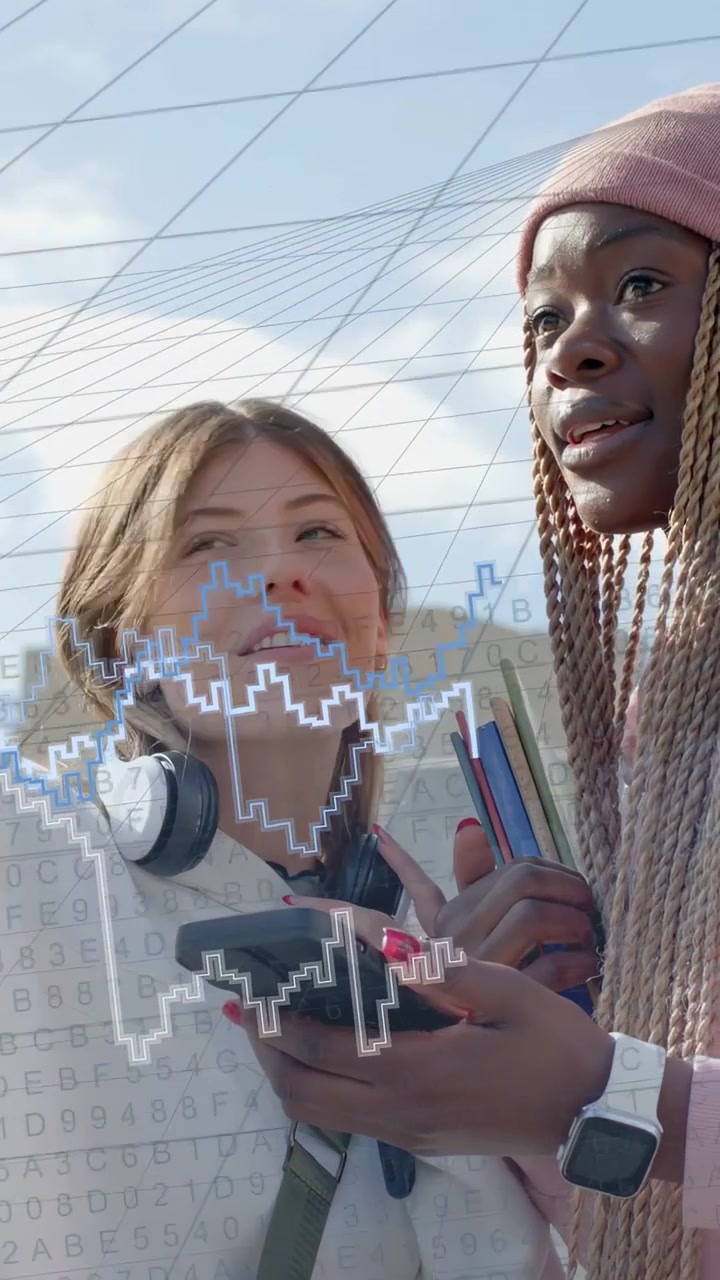 Video verticale: Due donne che muovono il telefono, si avvicinano, condividono appunti di studio, con grafici che appaiono