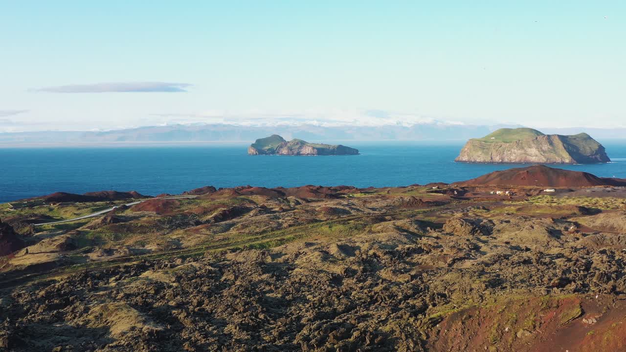 se eleva sobre el volcán eldfell en las islas westman en el sur de islandia