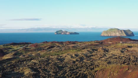 Elevándose-Sobre-El-Volcán-Eldfell-En-Las-Islas-Westman-En-El-Sur-De-Islandia