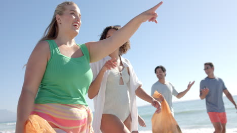 Diversos-Amigos-Disfrutan-De-Un-Día-Soleado-En-La-Playa,-Con-Espacio-Para-Copiar