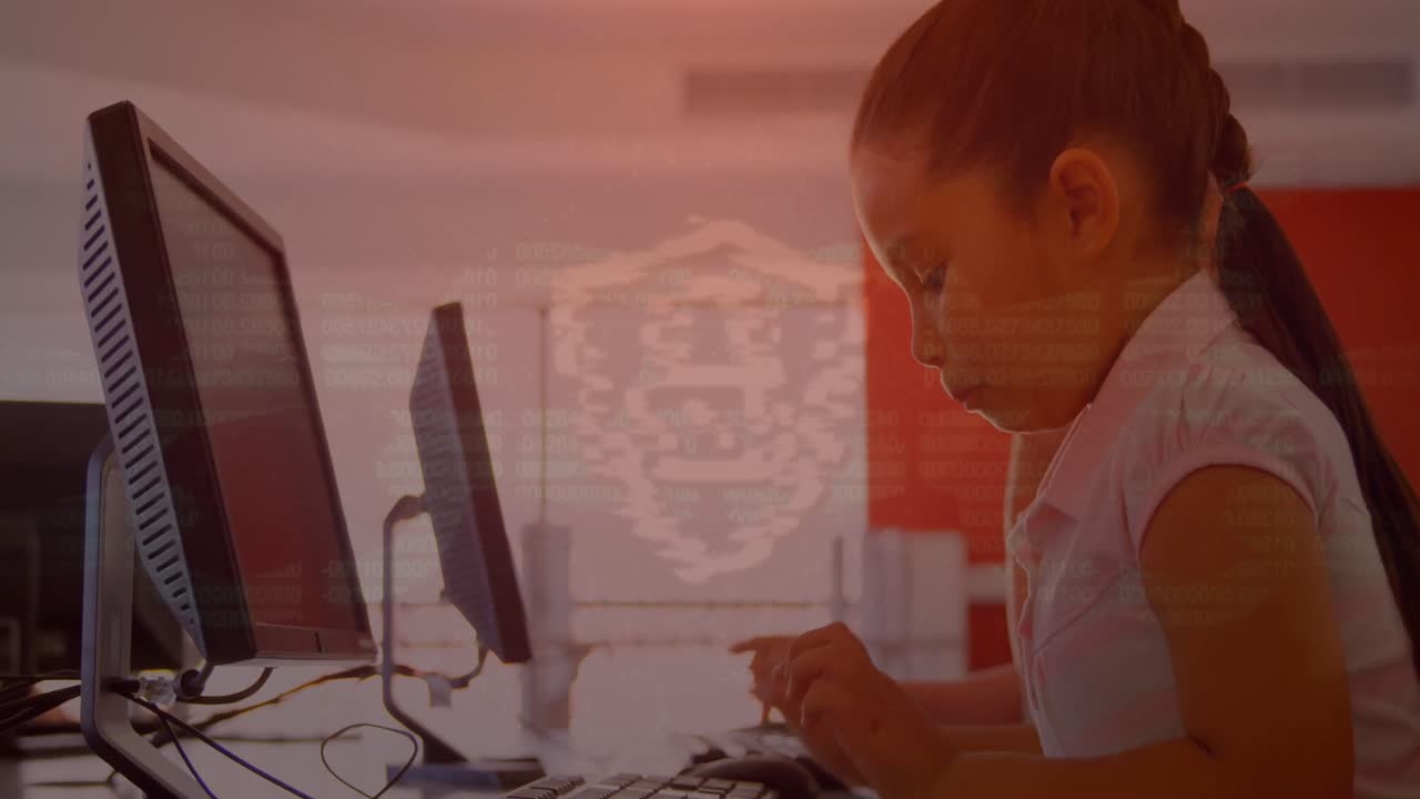 animación de procesamiento de datos sobre una estudiante biracial usando computadora