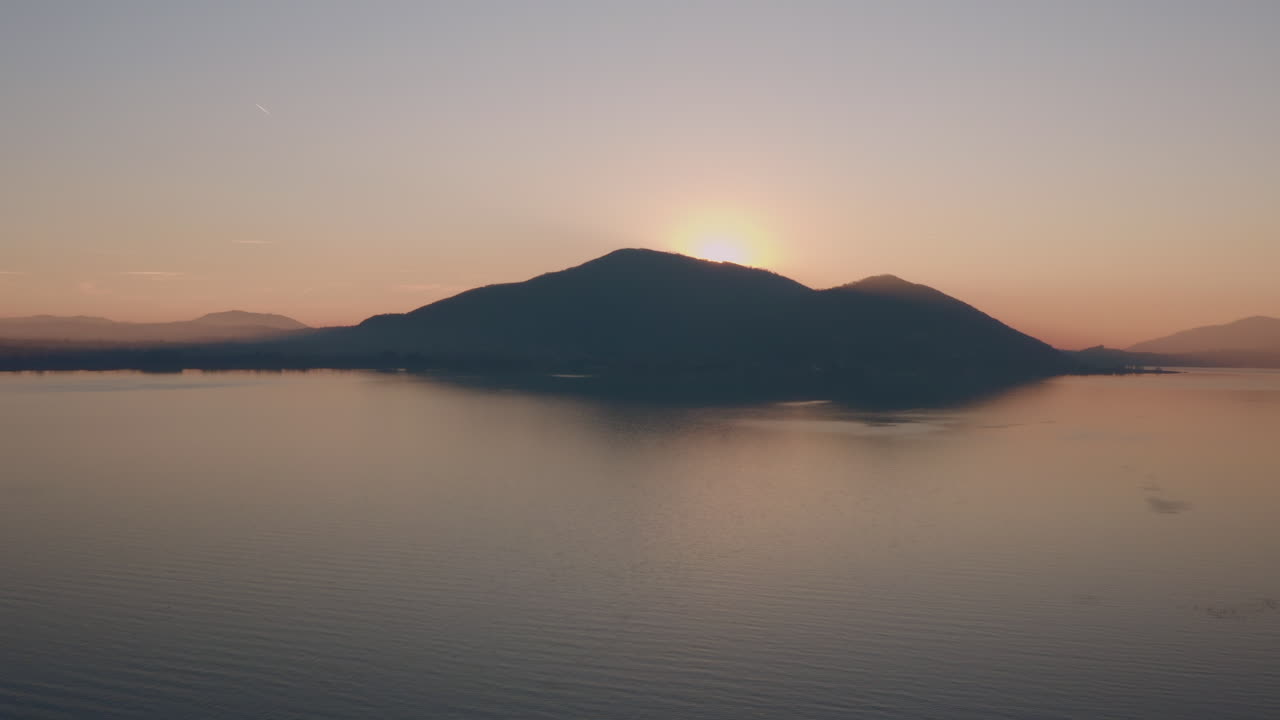 iseo 호수 이탈리아에 산 일몰 드론 샷