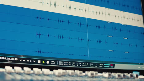 ingeniero de sonido en estudio haciendo música, dj popular asiático trabajando en estudio de radiodifusión o productor de música trabajando en studio de grabación, sala de ensayo, producción de audio.
