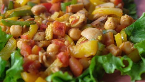una deliciosa y saludable ensalada de garbanzos y verduras