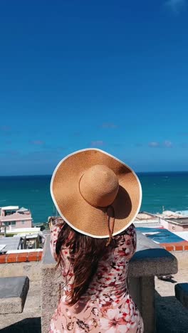 mujer relajándose con vista al océano