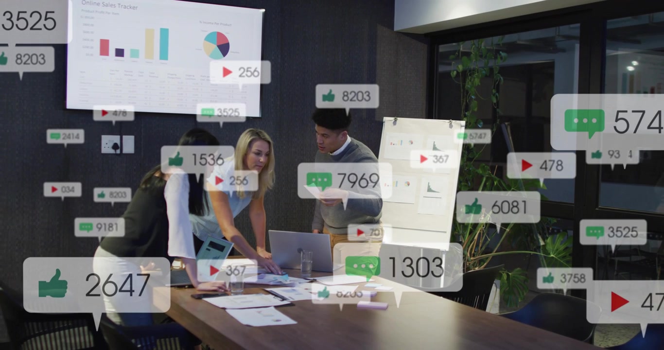 Team chinato sul tavolo, che usa laptop e rapporti, aggiornando le vendite mentre gli indicatori salgono sopra i grafici.