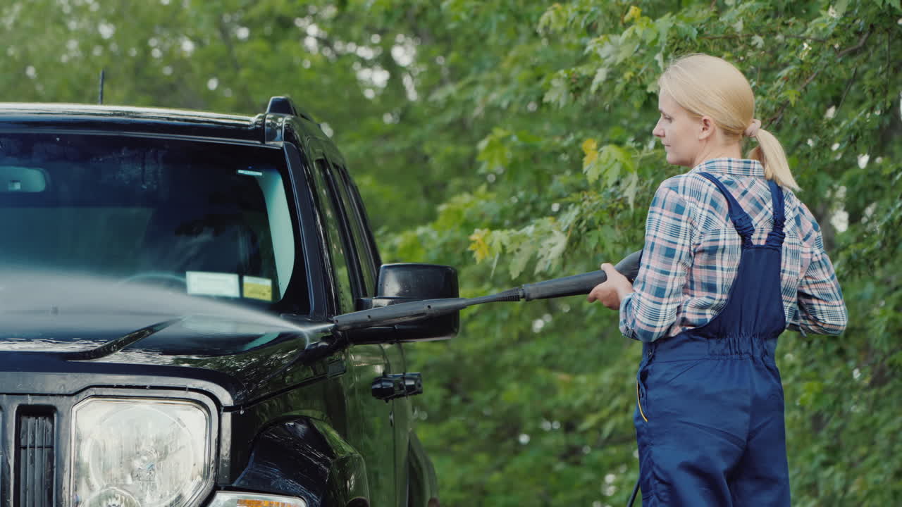 내 검은 suv 작업 바지에 여자의 측면 보기