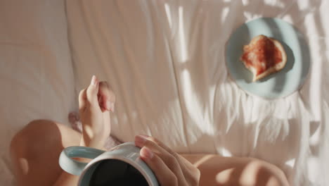 침대에서 커피를 마시고 토스트를 먹는 여성의 머리 위